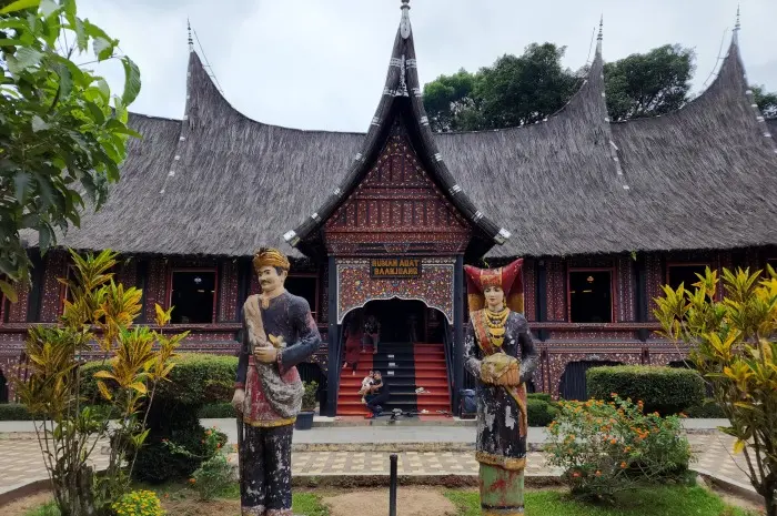 Kinantan Wildlife and Cultural Park, a Blend of Animals & Minang Culture in Bukittinggi